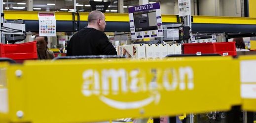 Americká společnost Amazon zahájila nábor zaměstnanců do nového distribučního centra. Snímek z distribučního centra v Polsku.