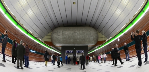 Vestibul nové stanice metra Petřiny.