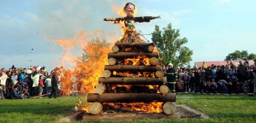 Za oslavami mohou Pražané vyrazit také k Vltavě, kde se ohně rozhoří například v Braníku, Podolí či Libeňském ostrově.