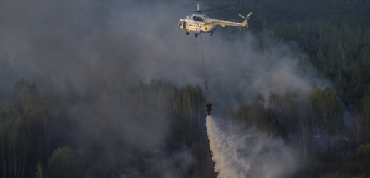 Požár, který propukl poblíž Černobylu, se hasiči snaží dostat pod kontrolu.