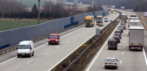 Poslanci odhlasovali vyšší rychlostní limit na dálnici (ilustrační foto).