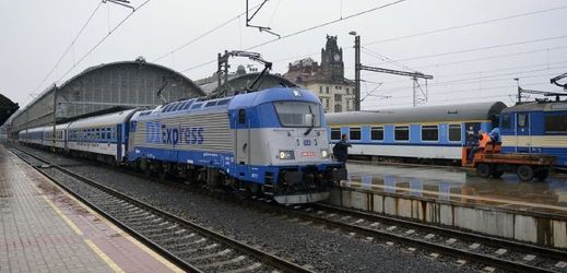 Vlak D1 Expres na Hlavním nádraží v Praze.