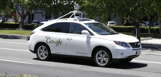Samořídicí auto od společnosti Google. Jeho zavedení do praxe brání legislativa.