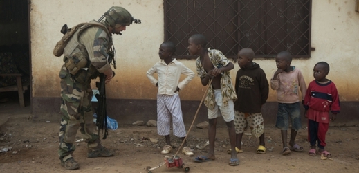 Francouzští vojáci čelí obvinění, že sexuálně zneužívali děti na mírové misi (ilustrační foto).