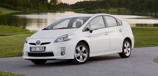 Model, který má velkou zásluhu na šíření alternativních pohonů - Toyota Prius.