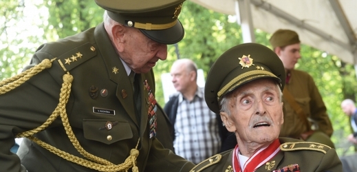 Neoddělitelnou součástí oslav byli veteráni Václav Kuchyňka (vlevo) a Mikuláš Končický, který je jedním ze tří posledních žijících tankistů, kteří se účastnili Ostravské operace.