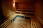... prostornou saunu...