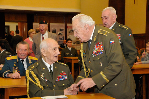 Na snímku se při příležitosti shromáždění generál Miloslav Masopust (vpravo) zdraví s plukovníkem Antonínem Bukovým, který byl nositelem řady vysokých vyznamenání za svou aktivní účast v bojích za osvobození.