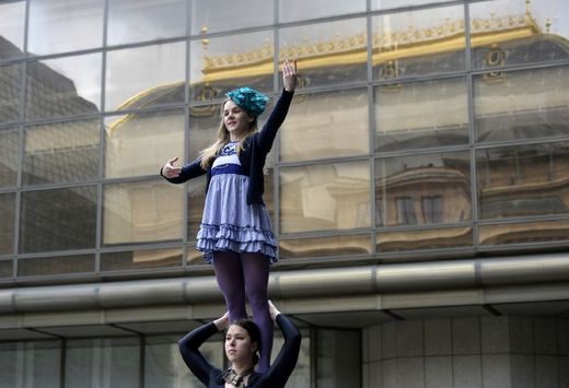 Akrobati na piazettě Národního divadla.