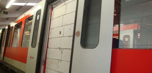 Zastavěné dveře v hamburské soupravě metra.