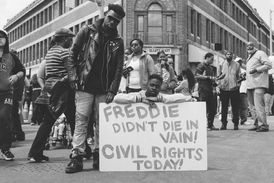 Stovky lidí se na konci dubna shromáždily v Baltimoru kvůli smrti Freddieho.