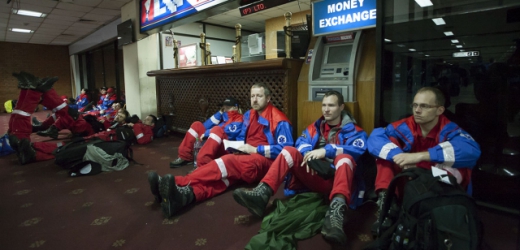 Čeští záchranáři v Káthmándú čekají na odjezd do Melamči.