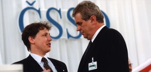 Stanislav Gross (vlevo) a Miloš Zeman na sjezdu sociální demokracie v roce 1999.