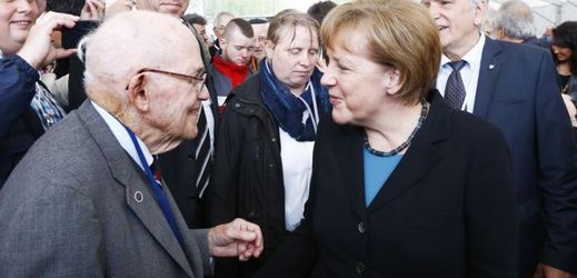 Merkelová se setkala s těmi, kteří přežili věznění v nacistickém táboře.