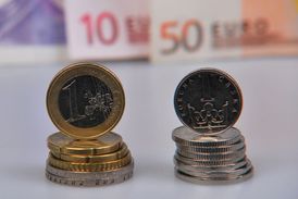 Česká národní banka bude nejspíš udržovat českou korunu nad hladinou 27 korun za 1 euro.