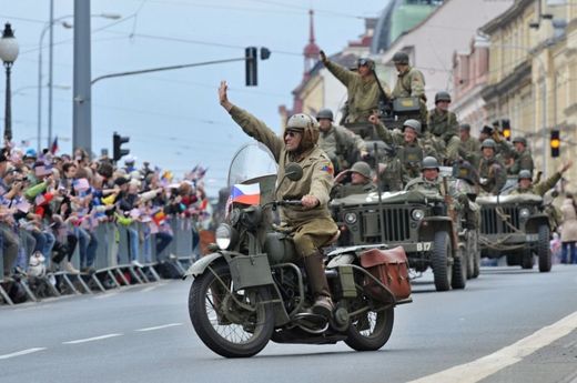 Hlavními hvězdami přehlídky byla dvacítka veteránů z USA a Belgie, kteří Plzeň před 70 lety osvobodili.