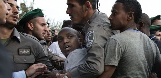 Izraelská policie zadržuje demonstranta.