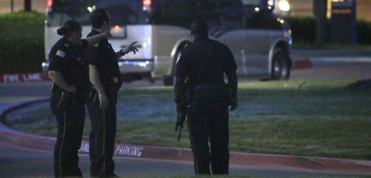 Policisté na místě střelby v texaském Garlandu.