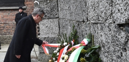 Polský prezident Bronislaw Komorowski uctívá památku obětem holocaustu.