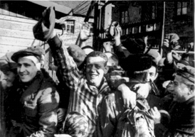 Přeživší osvětimského tábora při jeho osvobození v lednu 1945.