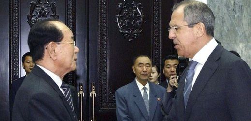 Předseda stálého výboru Nejvyššího lidového shromáždění Lim Jong-nam (vlevo) a ruský ministr zahraničí Sergej Lavrov.