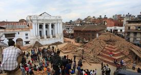 Nepálské náměstí Durbar po zásahu zemětřesení.