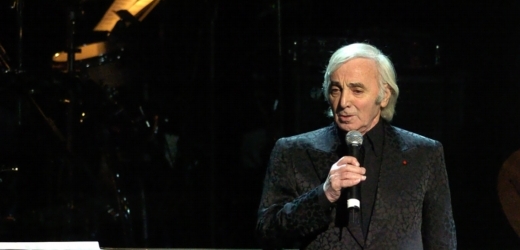 Charles Aznavour při svém New Yorském vystoupení.