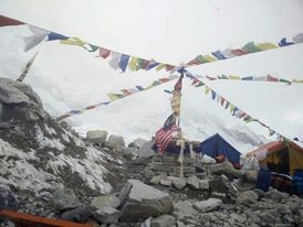 Jedna z lavin pohřbila polovinu základního tábora a usmrtila 19 lidí.