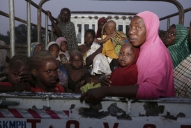Ženy s dětmi při převozu do tábora ve městě Yola.
