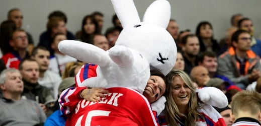 Maskoti hokejového mistrovství světa Bob a Bobek křepčí s fanoušky.