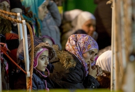 Uprchlíci čekající na vylodění na italské Sicílii.