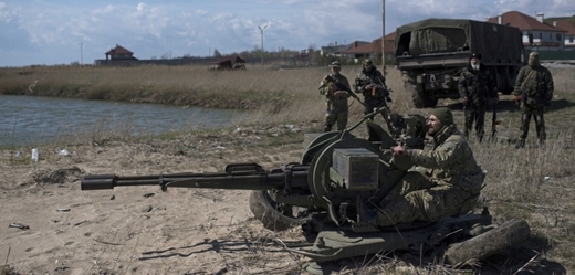 Ukrajinští vojáci v obci Šyrokyne na východě Ukrajiny.