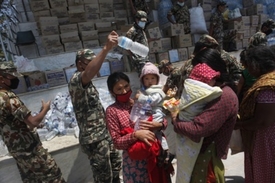 Nepálská armáda distribuuje pitnou vodu obětem zemětřesení.