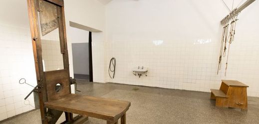 Popravčí místnost s gilotinou v tzv. Pankrácké sekyrárně v Pankrácké věznici.