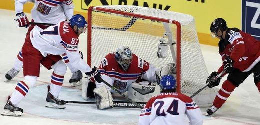 Jordan Eberle skórující první gól Kanady proti Česku.