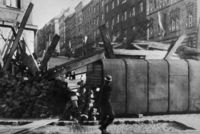 Květnové povstání roku 1945 v Praze. Na snímku stavba barikády.