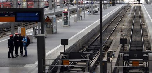 Zaměstnanci Deutsche Bahn poskytují informace o náhradním provozu cestujícím.