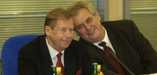 Bývalý prezident Václav Havel (vlevo) a současný prezident Miloš Zeman.