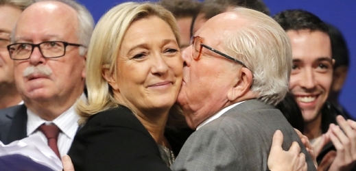 Jaen-Marie Le Pen objímá svou dceru Marine.