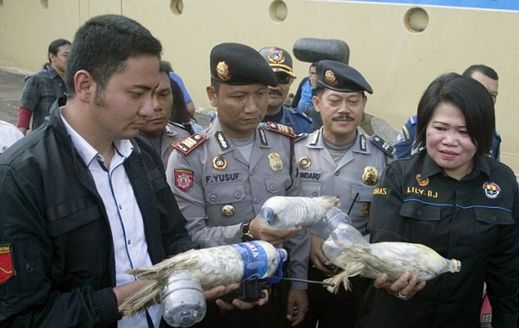 Indonéská policie kakadu zachránila a předala do péče odborníků.