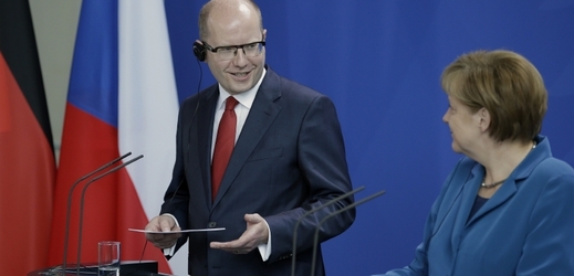 Bohuslav Sobotka během jednání s německou kancléřkou Angelou Merkelovou.
