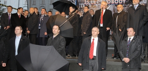 Ochranka chrání Miloše Zemana před vejci na pražském Albertově.