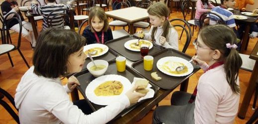 Děti ve školní jídelně (ilustrační foto).