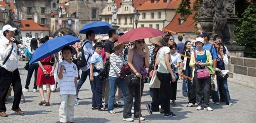 Turisté na Karlově mostě v Praze (ilustrační foto).