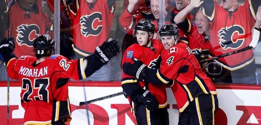 Hokejisté Calgary otočili třetí zápas 2. kola play-off NHL s Anaheimem, zvítězili 4:3 v prodloužení a snížili stav série na 1:2. 