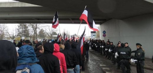 Skupina OSS při demonstraci v Dortmundu.