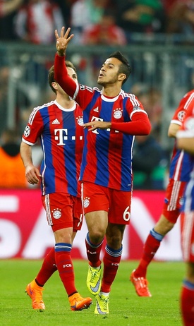 Do jednoho ze svých domovů se vrací i záložník Bayernu Thiago.