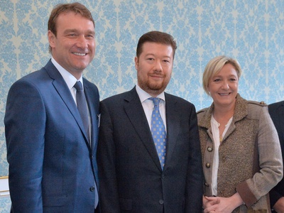 Zleva poslanci Radim Fiala a Tomio Okamura se setkali s předsedkyní francouzské Národní fronty Marine Le Penovou (vpravo) 6. května v Praze před konferencí Evropský mír a prosperita po Evropské unii.
