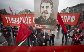 Stalin na transparentu na prvomájové demonstrace v Rusku.