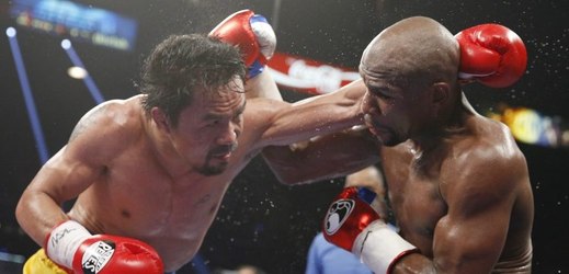 Čtyři dny po porážce v "zápase století" s Floydem Mayweatherem Jr. se filipínský boxer Manny Pacquaio (vlevo) podrobil artroskopické operaci ramena. 